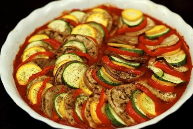 Dukan dietarako ratatouille prestatzen